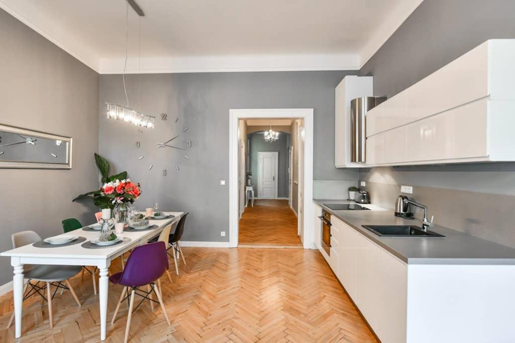 Cityscape Wenceslas Square Apartment Praha Bagian luar foto
